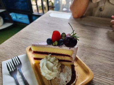 Çilekli keki karıştır.