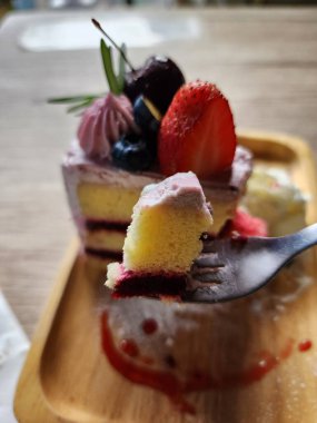 Çilekli keki karıştır.