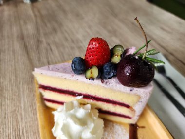 Lezzetli Karışık Çilekli Pasta