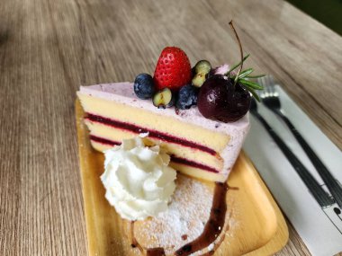 Lezzetli Karışık Çilekli Pasta