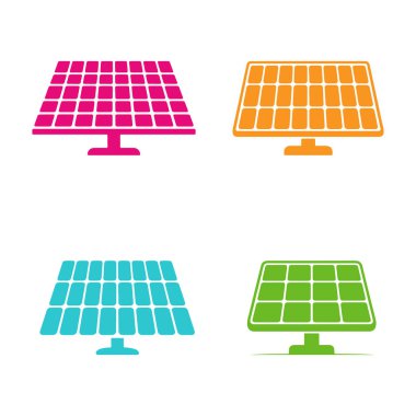 Pembe, turuncu, mavi ve yeşil gölgeli dört renkli güneş paneli gösteriyor. Her biri yenilenebilir enerjiyi sembolize eden temiz beyaz bir arkaplan üzerinde izole edilmiş..