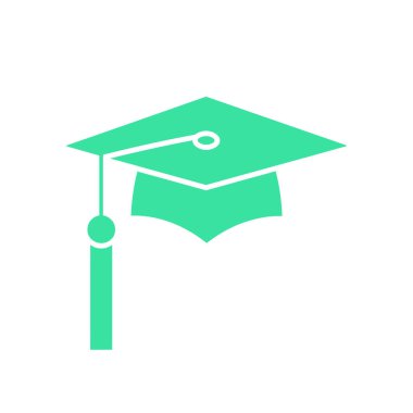 Beyaz arka planda püsküllü yeşil mezuniyet şapkası akademik başarıyı temsil ediyor, eğitim, öğrenme ve akademik ve kariyer hedeflerindeki başarıyı simgeliyor.