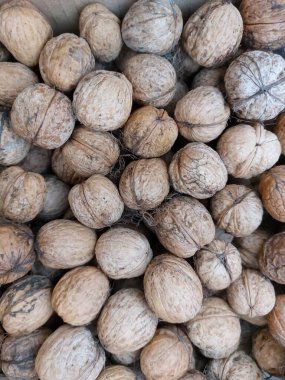Kabuklu ceviz yığını.