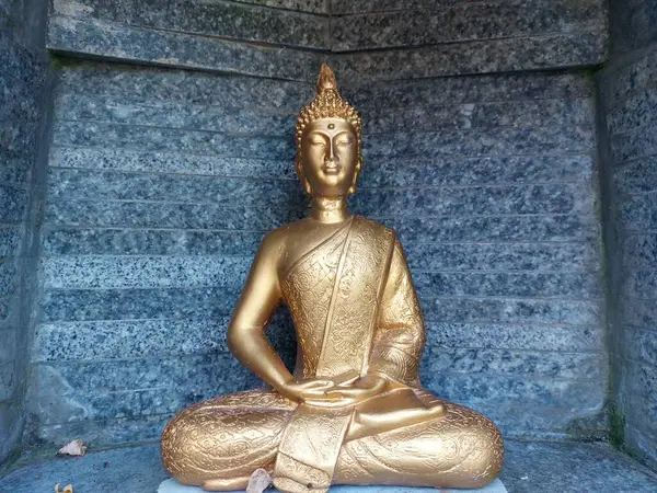 Buda heykeli tapınakta.