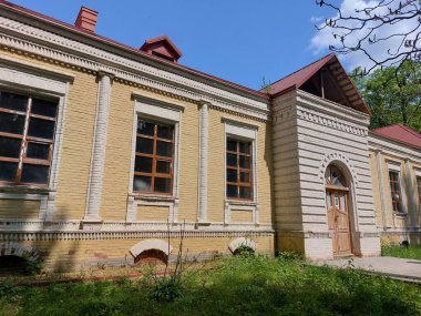 Şehirdeki eski tuğla ev.