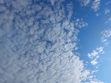 Bulutlu mavi gökyüzü