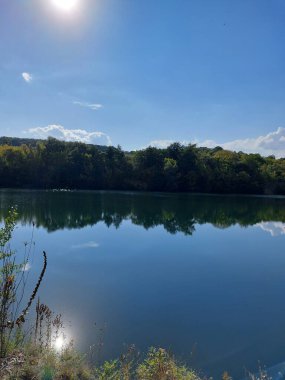 Göl ve ağaçlarla dolu güzel bir manzara