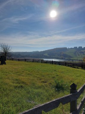 Dağlarda gölü olan güzel bir manzara.