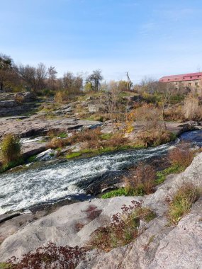 Parktaki nehrin güzel manzarası