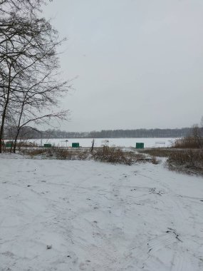 Arka planda nehir ve göl olan güzel bir manzara.