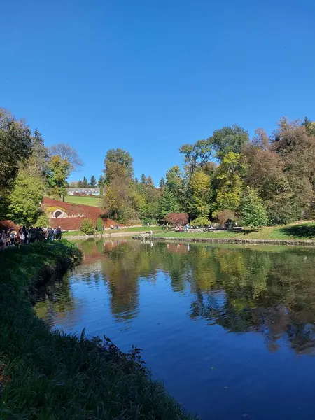 İsrail şehrinin güzel manzaralı parkı.