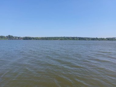 Şehirdeki nehir manzarası