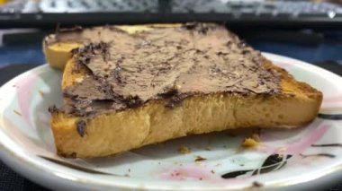 Çikolata reçelli tostla kahvaltı, her lokmanın tadını çıkarmak.