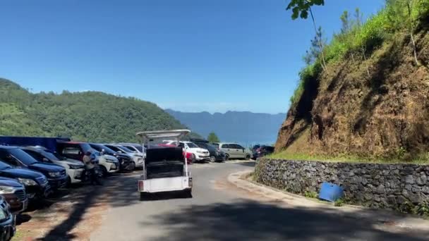 Bukittinggi Indonezja Czerwca 2023 Samochody Szybko Przejeżdżają Między Parkingami Atrakcjach — Wideo stockowe