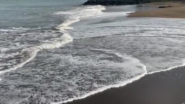 Pantai Yang Indah Dengan Pemandangan Ombak Dan Air Yang Menerjang — Stok Video
