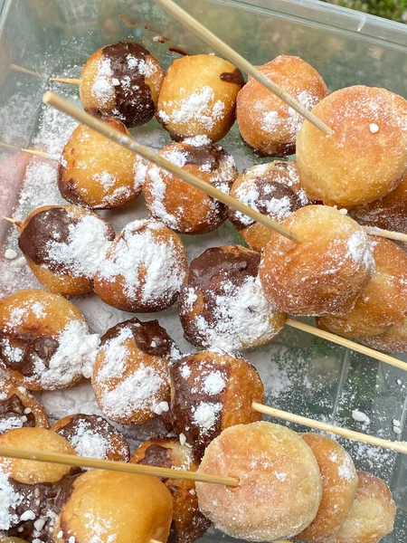 Bomboloni çöreği üzerine pudra şekeri serpiştirilmiş.