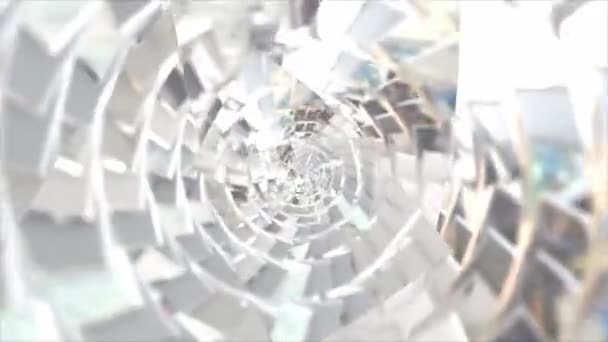 Обертається Срібний Металевий Тунель Стінами Ребер Ліній Відображенням Яскравих Сонячних — стокове відео