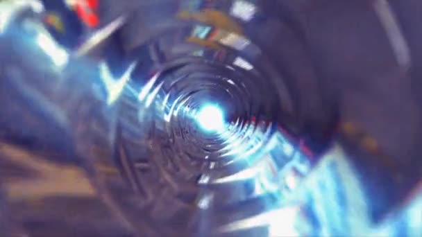 Вращающийся Туннель Стенами Металлических Палочек Линиями Отражениями Ярких Солнечных Лучей — стоковое видео