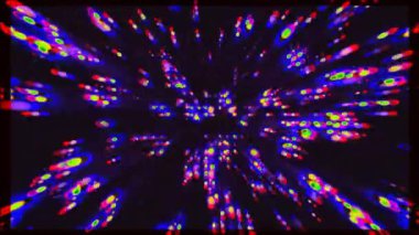 Yüksek Hız Uçan Hatlar 3d Kusursuz Trafikte Retro Renkli Animasyon. Karanlık Arkaplanda Dinamik Çizgilerin Bilimkurgu Dijital Elektrik Hareketi. Tahıl Efekti ile Zaman Yolculuğunda Hiperuzayın Neon Parıldayan Işıkları.