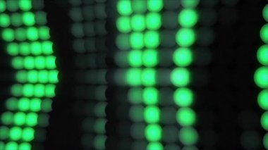 Karanlık arka planda gelecekteki noktalar. Tahıl etkisiyle parlayan yeşil müzik dalgası. Büyük veri dijital kodu. Teknoloji mi yoksa Bilim Sancağı mı? 3B görüntüleme