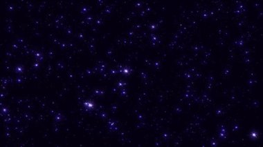 Parıldayan yıldızların hareketli arka planına sahip gece yıldızlı gökyüzü. Gece gökyüzünde yanıp sönen yıldızlarla dolu bir arkaplan