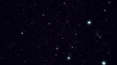 Evrenin güzelliğini ve enginliğini gözler önüne seren sayısız yıldızla dolu gece göğünün nefes kesici görüntüsüne tanık olun. Video 4k, hareket 