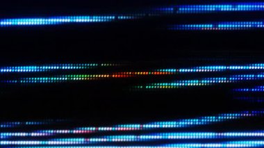 Renkli ışık desenleri karanlık bir alanda dans ederek enerji dolu canlı bir akşam performansı sırasında büyüleyici bir atmosfer yaratıyor. Video 4k, hareket tasarımı