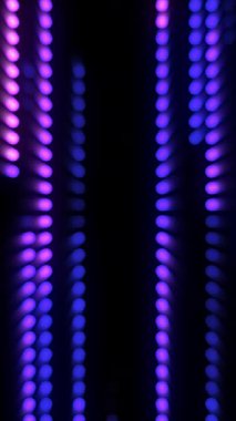 Parlak ışıklar mor ve mavi tonlarında yanıp sönüyor. Olayların atmosferini yükselten büyüleyici desenler oluşturuyor..