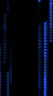 Mavi ışık desenlerinin büyüleyici hareketinin keyfini çıkarın. Atmosferik ortamda büyüleyici bir görsel etki yaratın. Telefonlar için dikey duvar kağıtları