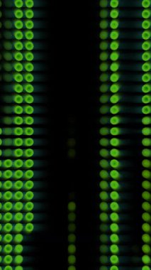 Yeşil noktalar ve çizgiler karanlık bir arkaplanı aydınlatarak dikkat çeken ve merakı uyandıran büyüleyici bir görüntü oluşturuyor. Telefonlar için dikey duvar kağıtları