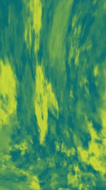 Gün batımında ağaçlarla çevrili sakin bir göl üzerinde zarif bir şekilde hareket eden bulutlar gibi canlı renkler gökyüzünü dolduruyor..