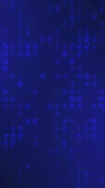 Parlak mavi dijital desenler yaratıcılık ve yenilikle dolu etkileşimli bir sanat sergisinde büyüleyici bir atmosfer yaratıyor..