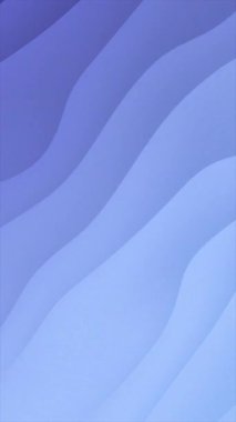 Sakin dalgalar güneş batarken rahatlatıcı desenler yaratır. Alacakaranlıkta okyanus suları üzerinde huzurlu mavi bir parıltı bırakır..