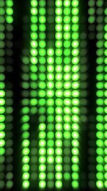 Renkli yeşil ışıklar büyüleyici bir şehir görüntüsü yaratır. İnsanları eşsiz desenleri ve enerjileriyle kendine çeker..