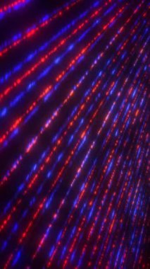 Renkli ışık desenleri karanlık bir ortamı aydınlatır, bir akşam etkinliği sırasında seyirciyi büyüler..