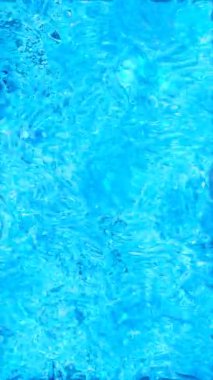 Işık parıldayan mavi su dalgaları arasında dans ederken ve sükunet yaratırken hareketli hareketlerin tadını çıkarın. Telefonlar için dikey duvar kağıtları