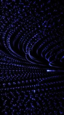 Karanlık bir zemin üzerine kurulmuş büyüleyici mavi ışık girdabını deneyimlemek, bir sakinlik hissi uyandırır..