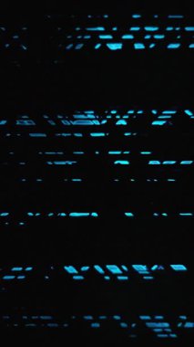 Mavi arka plandaki akışkan soyut animasyon dinamik şekilleriyle büyüleyici bir atmosfer yaratır..