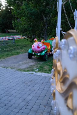 Tatlı bir tırtıl tren yolculuğu genç sürücüler için gün ışığında parkta oturur..