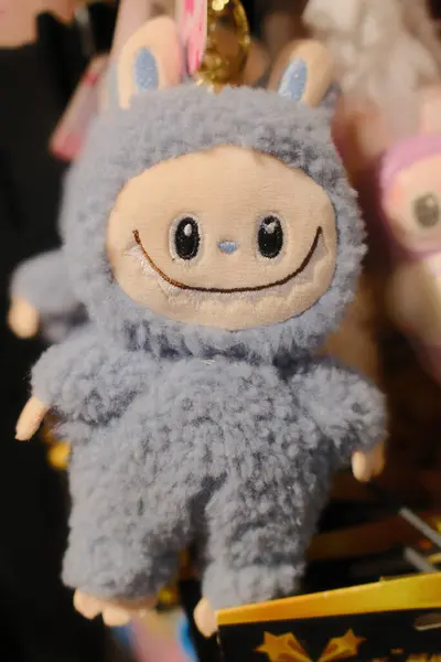 Yumuşak Labubu karakteri pelüş oyuncağı, güler yüzlü..