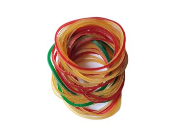 Beyaz arka planda renkli spiral Noel ağacı oyuncağı