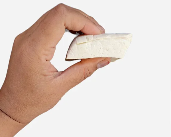 Beyaz Arka Planda Bir Parça Peyniri Tutan — Stok fotoğraf