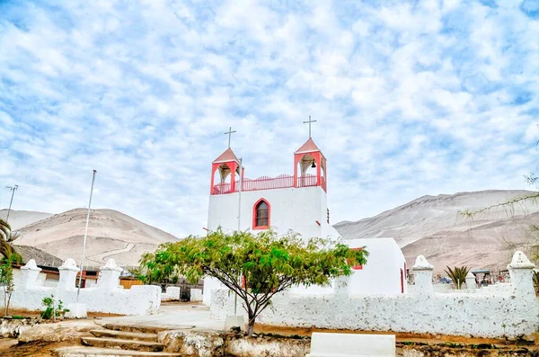 Parinacota Gölü ve Şili 'deki Parinacota Dağı manzarası. Chungara Gölü Volcn en el Lago Chungara