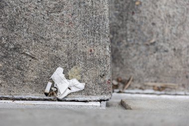 Merdivenlerde beyaz bir kağıt ve erkek sigarası. Seçici odak ve alanın sığ derinliği.