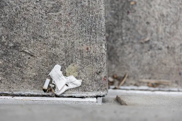 Merdivenlerde beyaz bir kağıt ve erkek sigarası. Seçici odak ve alanın sığ derinliği.