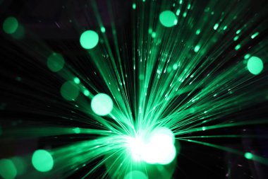 Siyah arkaplanda yeşil parıltılı ışık