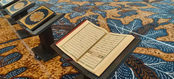 Geopend Quran Boek Moskee Vloer — Stockfoto