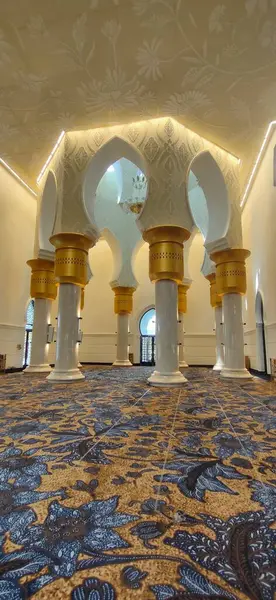 Wnętrze Wielkiego Meczetu Białe Złote Kolumny Niebieskim Dywanem Kwiatowym Wzorem — Zdjęcie stockowe