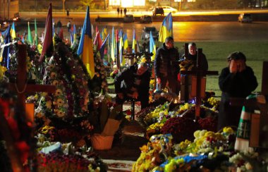 Lviv, Ukrayna, 1 Kasım 2022. Ukraynalılar, Lviv 'deki Lychakiv Mezarlığı' ndaki Azizler Günü ve Ruhlar Günü münasebetiyle Rusya ile savaşta ölen Ukraynalı askerlerin mezarlarını ziyaret ederken mum yakarlar. Rusya 24 Şubat 'ta Ukrayna' yı işgal etti