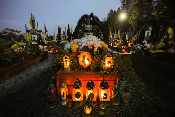 Leopoli Ucraina Novembre 2022 Ucraini Accendono Candele Mentre Visitano Tombe — Foto Stock
